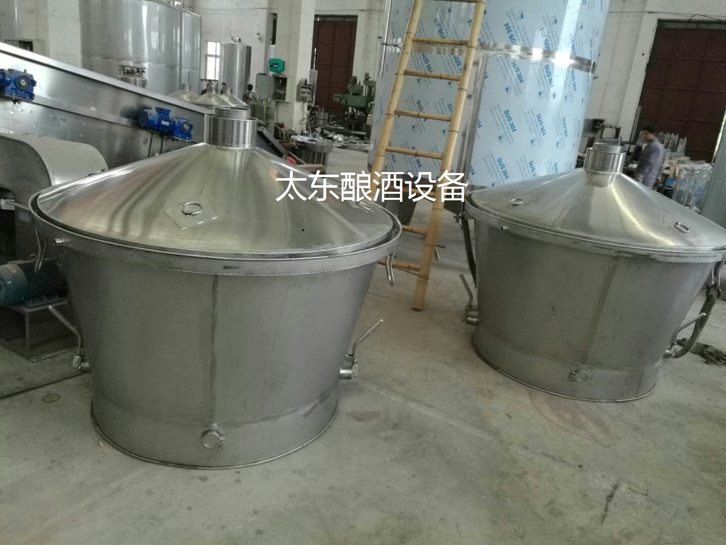 商洛山陽縣2臺(tái)800型吊甑釀酒設(shè)備 商洛山陽縣2臺(tái)800型吊甑釀酒設(shè)備